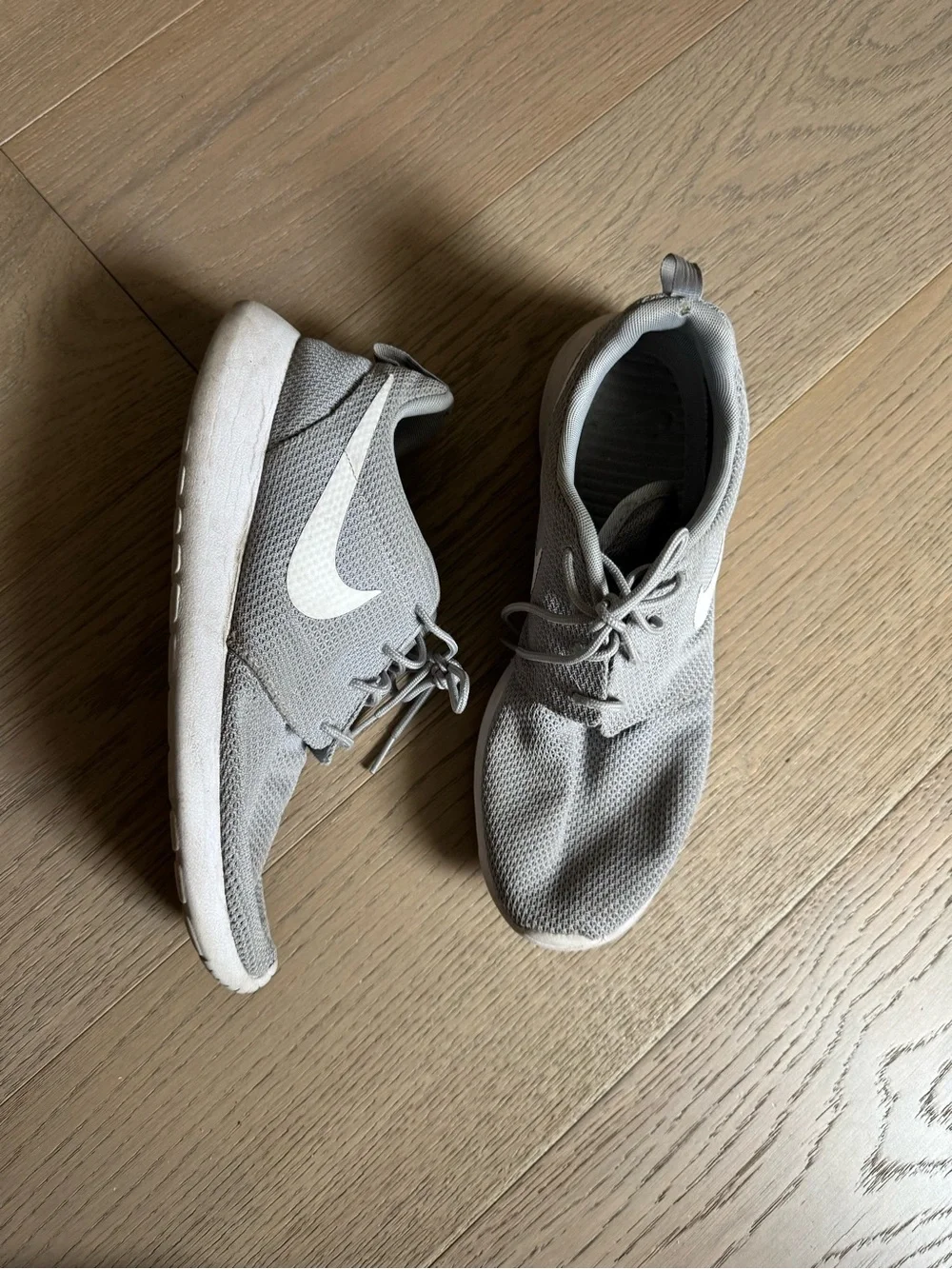 Nike Men’s Light Gray Mesh Sneakers